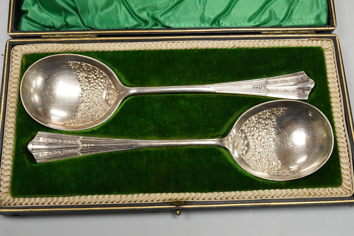 A cased pair of Edwardian silver serving spoons, Cooper Brothers & Sons, Sheffield, 1906, 21.8cm, 5.4oz.